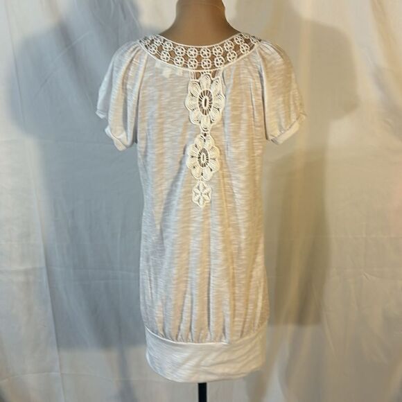 Energize white top with lace neckline size large - Picture 4 of 7